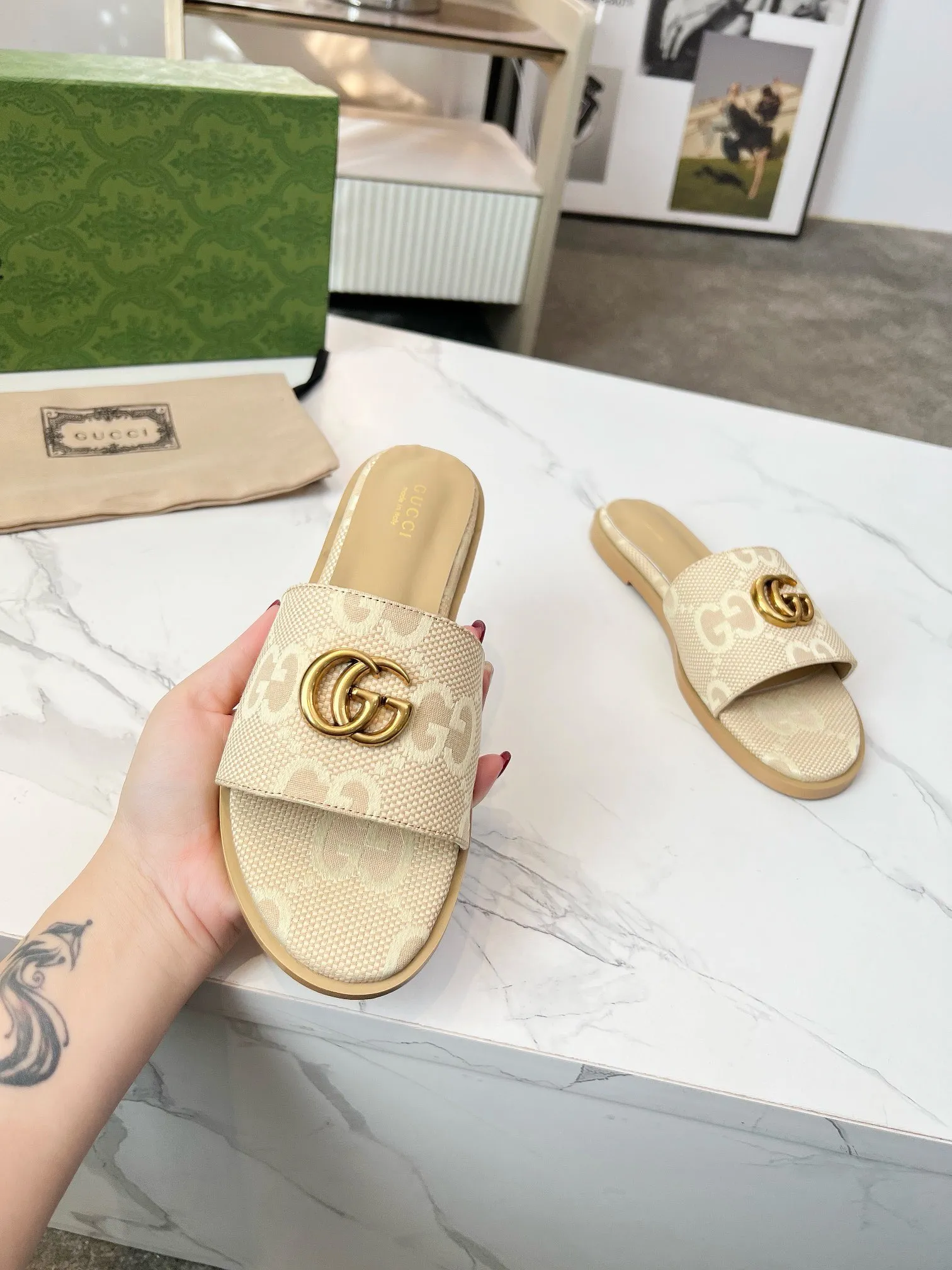 👟👟Ex-factory price 380👟👟 GUCCl 2025 spring and summer new style casual interlocking double G sandals for women. This piece is from the Gucci Lido collection, and its design is inspired by the summer style and beach clubs of the Italian coast. Archive designs from the 1970s infuse the brand with glory. Get inspired by this iconic era. The "Gucci March of Love" series continues to explore the aesthetic connotation of the brand's archived logos in a new way, while at the same time embracing the classic elegance and charm. Code Number: 35-43#
